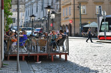 PRAG, CZECH Cumhuriyet 1 Mayıs 2017: Sokak Kafe 'deki İnsanlar 
