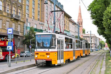 Budapeşte, Macaristan - 6 Temmuz 2019: Şehrin sokaklarında eski bir tramvay.