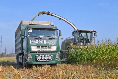 Kırsal alanda çalışan tarım makineleri