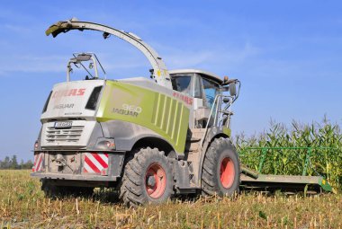 Mısır tarlasında çalışan hasatçıyı birleştirin