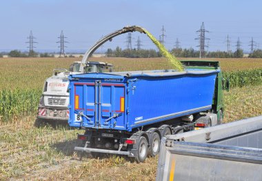 Kırsal alanda çalışan tarım makineleri