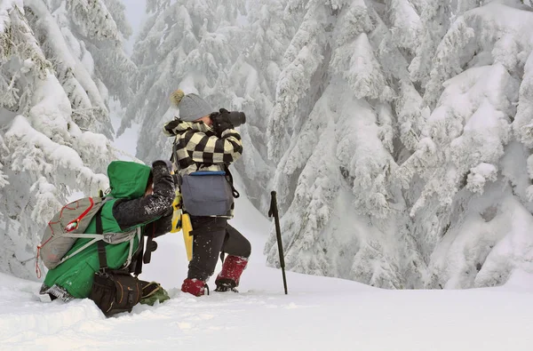 Hikers Backpacks Winter Mountains — 스톡 사진