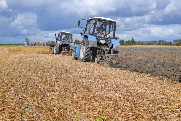 Tractors Plowing Field Agricultural Equipment — Zdjęcie stockowe