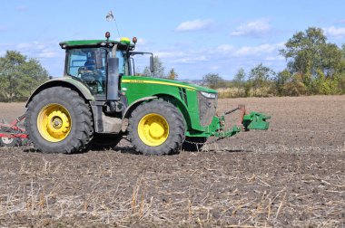 Traktör tarlayı sürüyor.