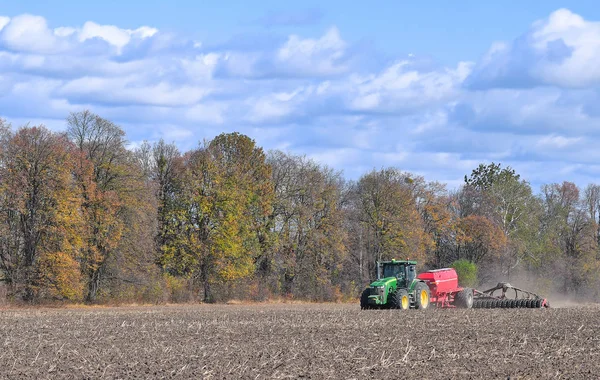 畑を耕すトラクター — ストック写真