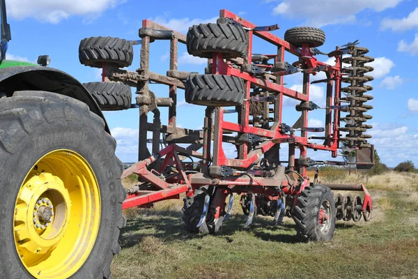 Traktor Szántás Területen — Stock Fotó