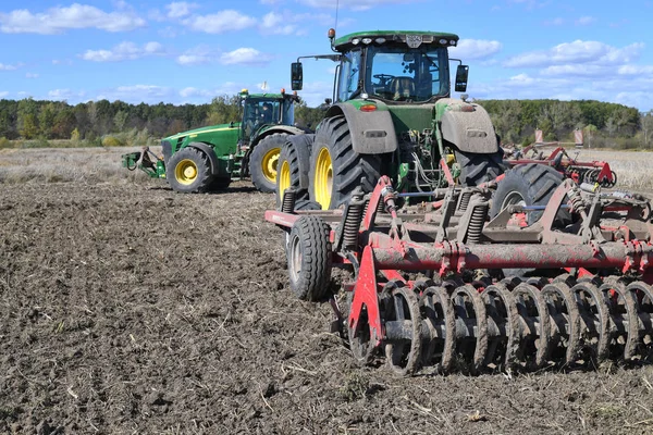 Traktor Pflügt Das Feld — Stockfoto