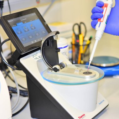 PRAGUE, CZECH REPUBLIC - 25 Mayıs 2019: laboratuvarda çalışan bilim adamı. Organik ve Biyokimya Enstitüsü.