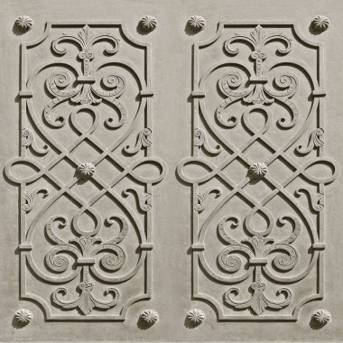 Üzerinde demir dövülmüş elementler olan antik bir binanın ön metal kapısı..