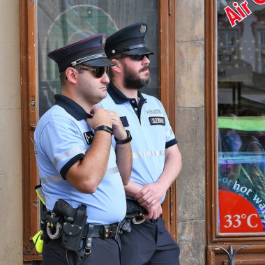 Prag, Çek Cumhuriyeti - 25 Mayıs 2019: Prag kent meydanında belediye polisinin devriye çalışanları.