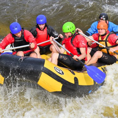 PRAG, CZECH Cumhuriyet - 25 Mayıs 2019: Prag-Troja Kano Merkezi 'nde Rafting.