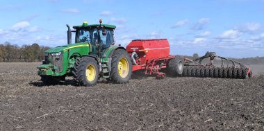 Traktör tarlayı sürüyor.