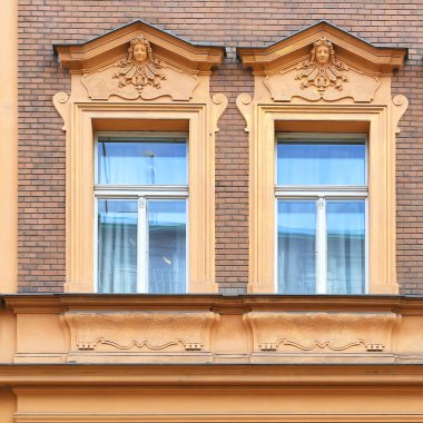 Eski bir binanın penceresi. Eski Prag, 2019.