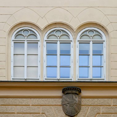 Eski bir binanın penceresi. Eski Prag, 2019.