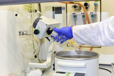 PRAGUE, CZECH REPUBLIC - 25 Mayıs 2019: laboratuvarda çalışan bilim adamı. Organik ve Biyokimya Enstitüsü.