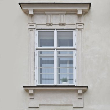 Eski bir binanın penceresi. Eski Prag, 2019.