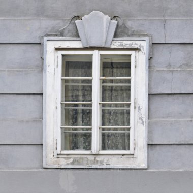 Eski bir binanın penceresi. Eski Prag, 2019.