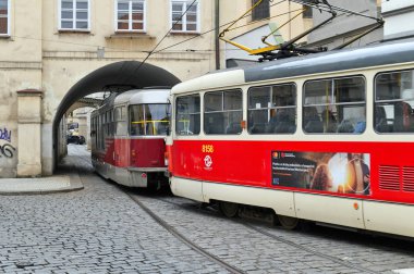Prag, Çek Cumhuriyeti - 25 Mayıs 2019: Şehrin sokaklarında eski tramvay.