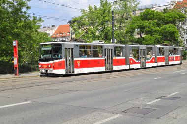 Prag, Çek Cumhuriyeti - 25 Mayıs 2019: Şehrin sokaklarında eski tramvay.