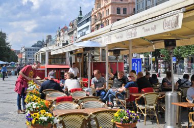 Prag, Çek Cumhuriyeti - 25 Mayıs 2019: Şehrin eski sokaklarında masa restoranı.