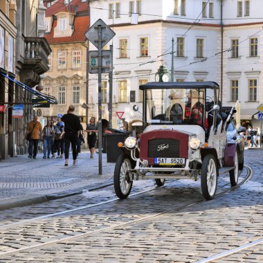 Prag, Çek Cumhuriyeti - 25 Mayıs 2019: Şehir caddesinde turistik geziler için eski bir araba.