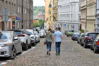 PRAG, CZECH REPUBLIC- 29 Eylül 2016: Eski Prag sokaklarında yürüyen turistler