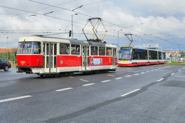 Prag, Çek Cumhuriyeti - 25 Mayıs 2019: Şehrin sokaklarında eski tramvay.
