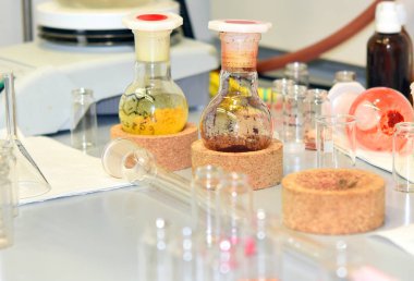 Laboratuvarda sentezlenen yeni kimyasal bileşikleri olan şişeler ve şişeler.