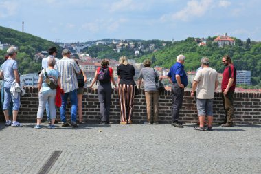 PRAG, CZECH Cumhuriyet 1 Mayıs 2017: Prag Kalesi 'nin duvarları manzaralı gözlem güvertesi.