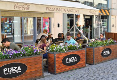 PRAG, CZECH Cumhuriyet 1 Mayıs 2017: Sokak Kafe 'deki İnsanlar 