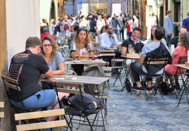PRAG, CZECH Cumhuriyet 1 Mayıs 2017: Sokak Kafe 'deki İnsanlar 