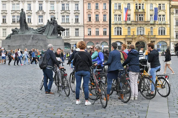 捷克共和国布拉格 2018年5月4日 在城市广场导游的陪同下 有组织的自行车游客团体 — 图库照片