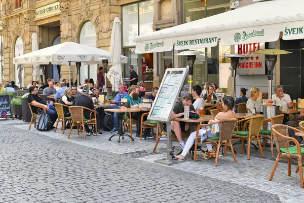 Prague Czech Republic May 2017 People Street Cafe — Foto Stock