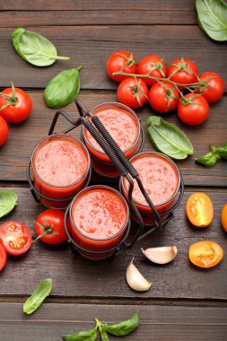 Domates suyu ile sebze ve fesleğen kopya alanı ile ahşap arka plan üzerinde