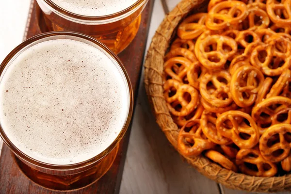 Lagerbier Und Snacks Auf Holztisch Mit Kopierraum — Stockfoto