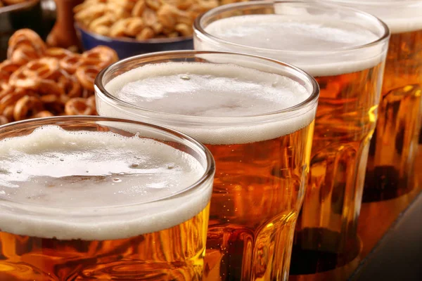 Cerveja Lager Lanches Mesa Madeira Com Espaço Cópia — Fotografia de Stock