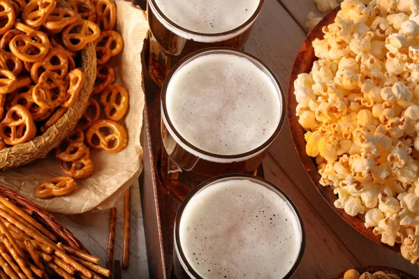 Cerveja Lager Lanches Mesa Madeira Com Espaço Cópia — Fotografia de Stock