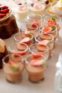 Sweets, çeşitli meyve pasta olay veya düğün receptio closeup catering