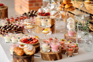 Sweets, çeşitli meyve pasta olay veya düğün receptio closeup catering