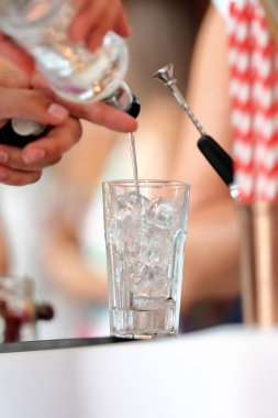 Uzman barmen olay ya da düğün receptio kokteyl yapmak