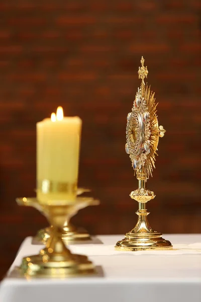 Monstrance 在天主教会上为礼拜仪式提供空的文本空间 — 图库照片