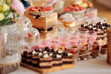 Sweets, çeşitli meyve pasta olay veya düğün receptio closeup catering