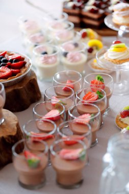 Sweets, çeşitli meyve pasta olay veya düğün receptio closeup catering