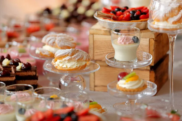 Sweets, çeşitli meyve pasta olay veya düğün receptio closeup catering
