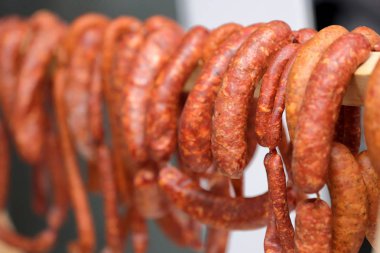 Organik Tarım geleneksel yöntemlerle üretilen yerli smokehouse asılı geleneksel Tütsülenmiş sosis