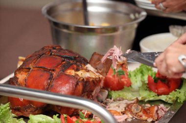 kavrulmuş et ve fırında patates parti veya düğün garson hizmet vermektedir