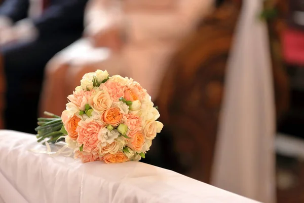 Букет Яскраво Жовтих Квітів Церковному Святкуванні Весілля — стокове фото