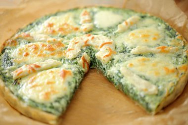 Mozzarella peyniri ile ev yapımı ıspanak Quiche Tart