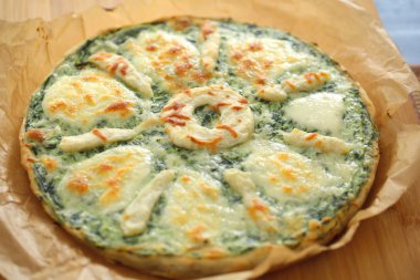Mozzarella peyniri ile ev yapımı ıspanak Quiche Tart