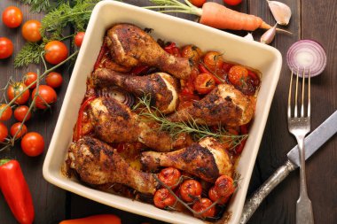 Kavrulmuş tavuk budu pişmiş sebze ile seramik kupa